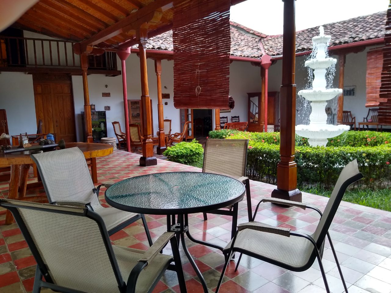 LOS CORREDORES DEL CASTILLO